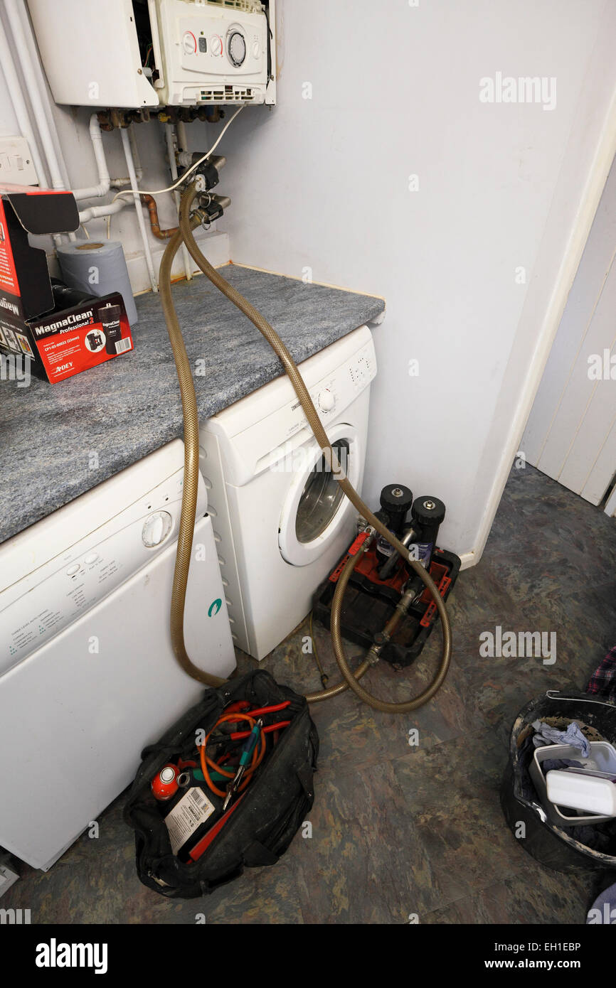 Flushing out a central heating system to remove particles and sludge