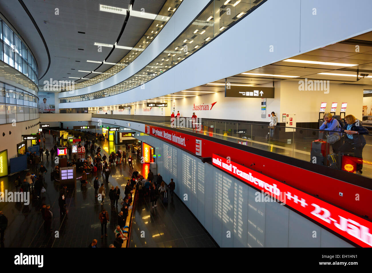 People in terminal 3 building in Vienna airport Stock Photo - Alamy