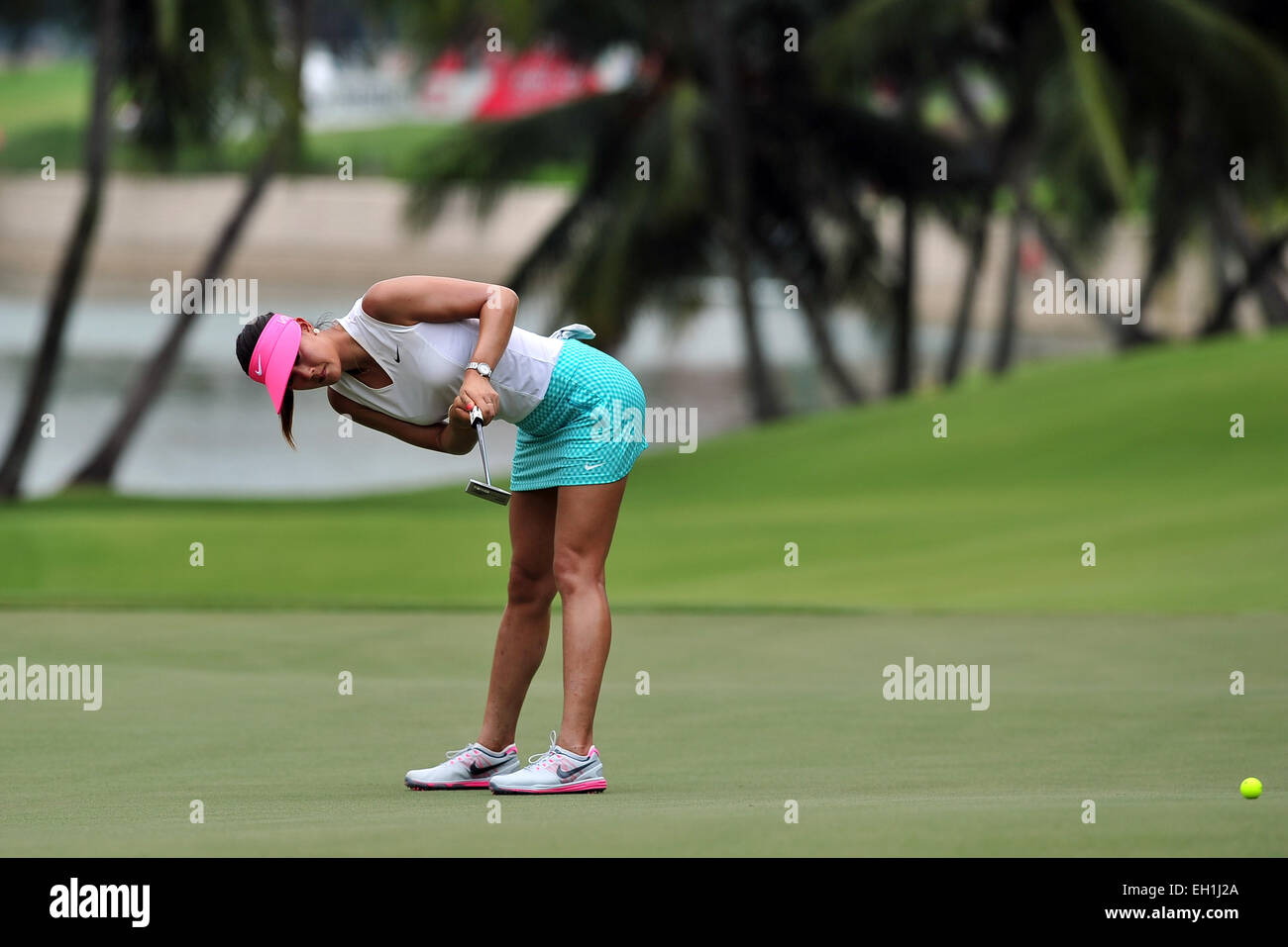 (150305)-- SINGAPORE, March 5, 2015 (Xinhua) -- Michelle Wie of the United States competes during the first round match of 2015 HSBC Women's Champions at Singapore's Sentosa Golf Club Serapong Course in Singapore, March 5, 2015. (Xinhua/Then Chih Wey) Stock Photo