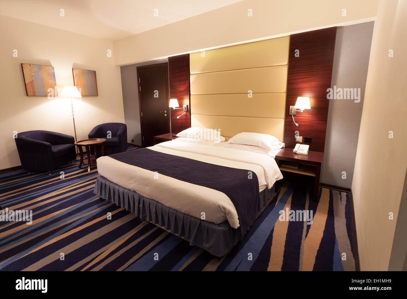 Modern hotel room with king size bed Stock Photo - Alamy