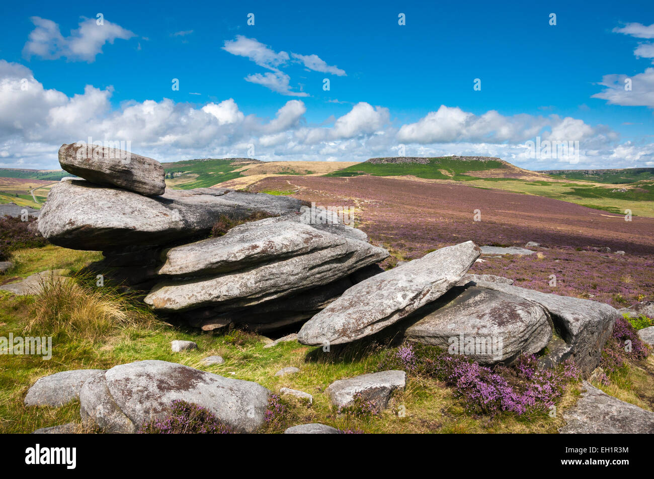 Gritstone rocks on Over Owler Tor with view to Higger Tor on a sunny summer day in the Peak DIstrict, Derbyshire. Stock Photo