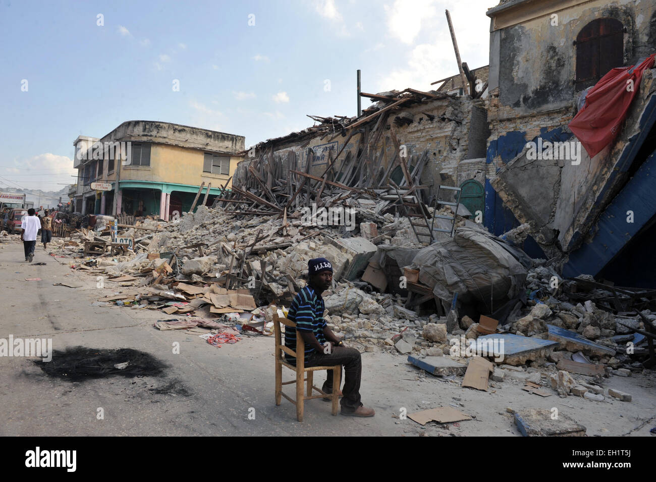 Earthquake survivors securing shops in  Port Au Prince, Haiti, 17 January, 2010. Stock Photo