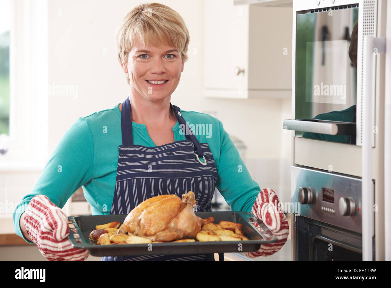 Roast chicken cooked and ready to eat for sale in a UK supermarket Stock  Photo - Alamy