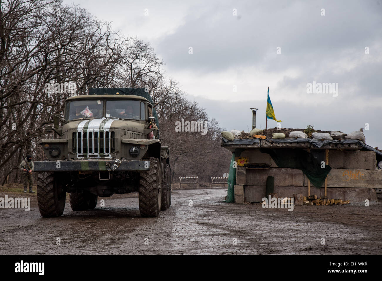 Mariupol, Ukraine. 5th March, 2015. A Ukrainian BM-21 Grad rocket launcher passes a block post after orders to pull back heavy weapons from the front lines Mariupol (Ukraine), 5 March 2015. Photo: James Sprankle/dpa/Alamy Live News Stock Photo
