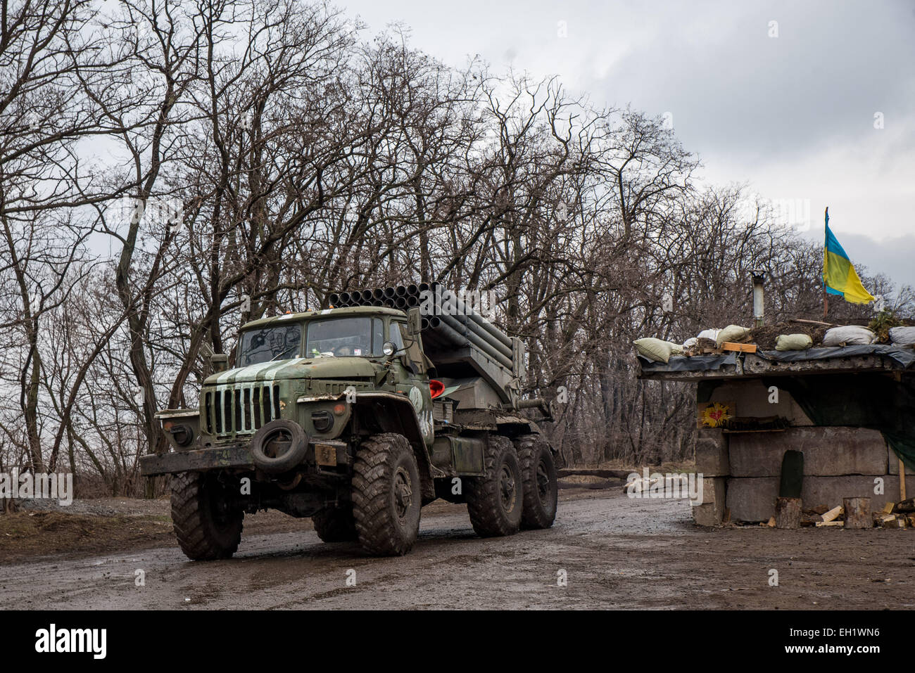 Mariupol, Ukraine. 5th March, 2015. A Ukrainian BM-21 Grad rocket launcher passes a block post after orders to pull back heavy weapons from the front lines in Mariupol (Ukraine), 5 March 2015. Photo: James Sprankle/dpa/Alamy Live News Stock Photo