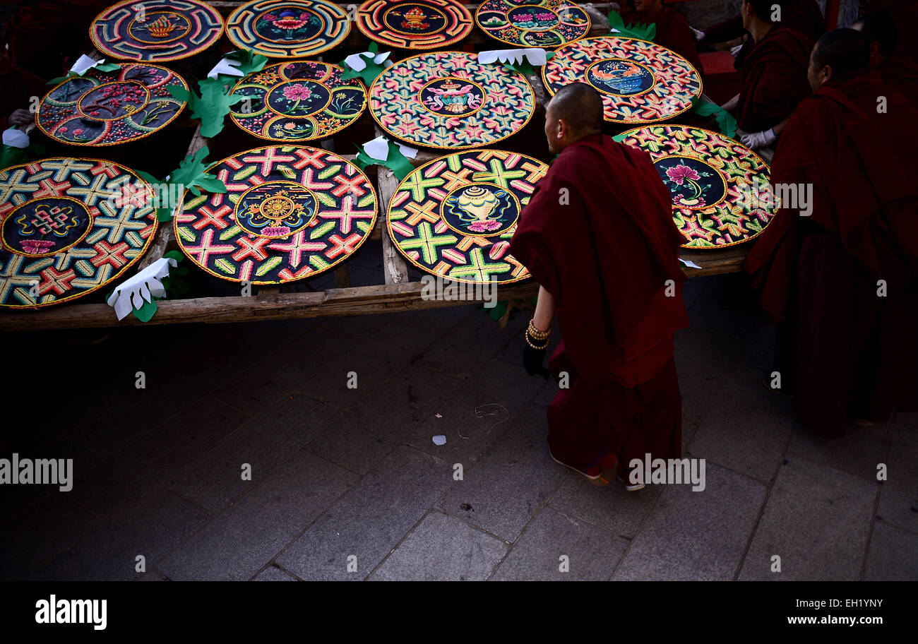 Xining, China's Qinghai Province. 5th Mar, 2015. Monks looks at ghee flower artworks at Taer Monastery in Xining, northwest China's Qinghai Province, March 5, 2015. Ghee flower exhibitions are held in Taer Monastery in Qinghai Province and Labrang Monastery in Gansu Province, both presitigious Tibetan Buddhist monasteries, to celebrate the Lantern Festival on March 5. Credit:  Zhang Hongxiang/Xinhua/Alamy Live News Stock Photo