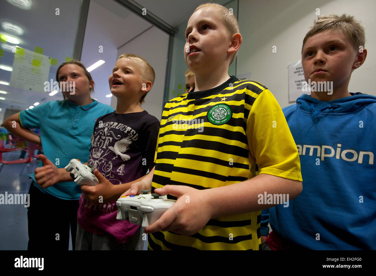 At a youth project in Rogerfield and Easterhouse; Under 12's play on a video game Stock Photo