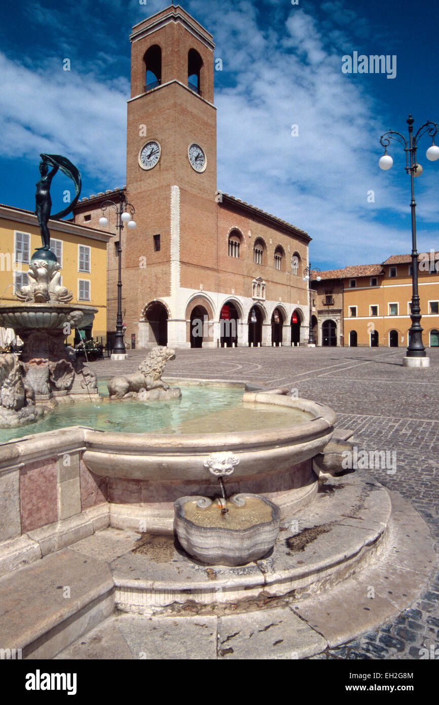 Italy, Marche, Fano, Piazza XX Settembre Square, Fontana della Fortuna  Fountain background Palazzo della Ragione Stock Photo - Alamy