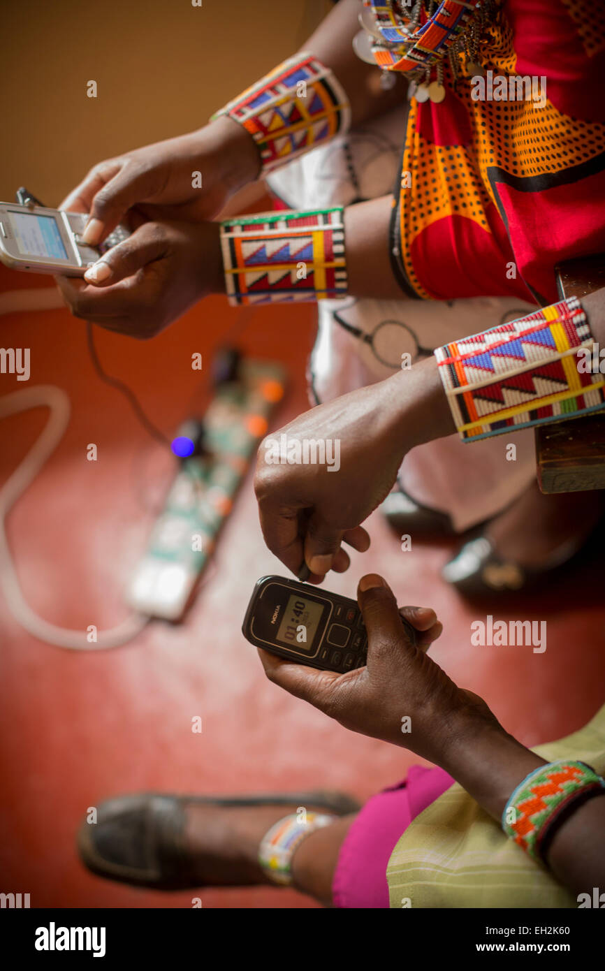 Massai women use mobile phones in Ngong, Kenya, East Africa Stock Photo