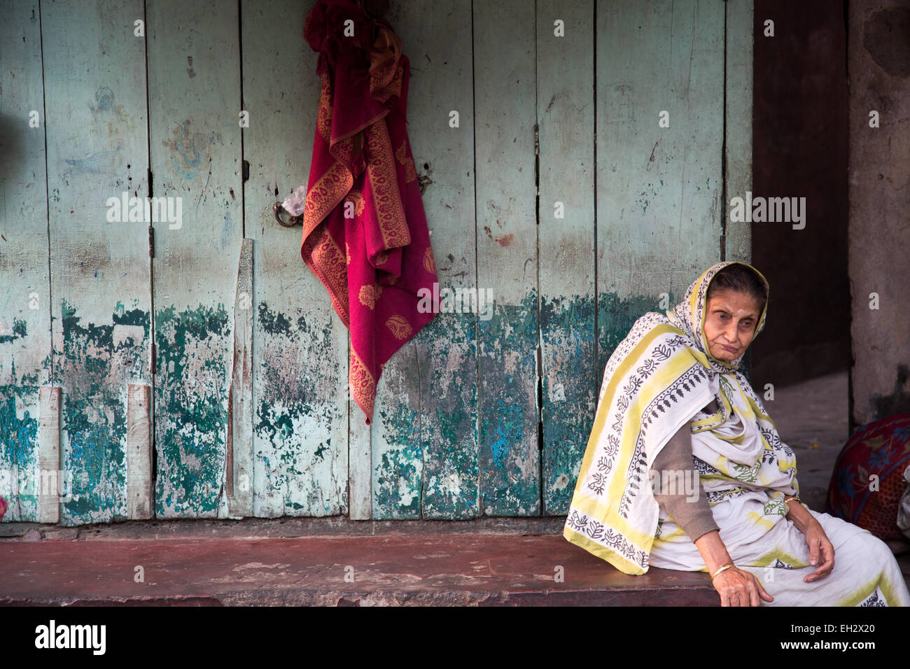 Woman sitting outside Kali Temple Kolkata Stock Photo