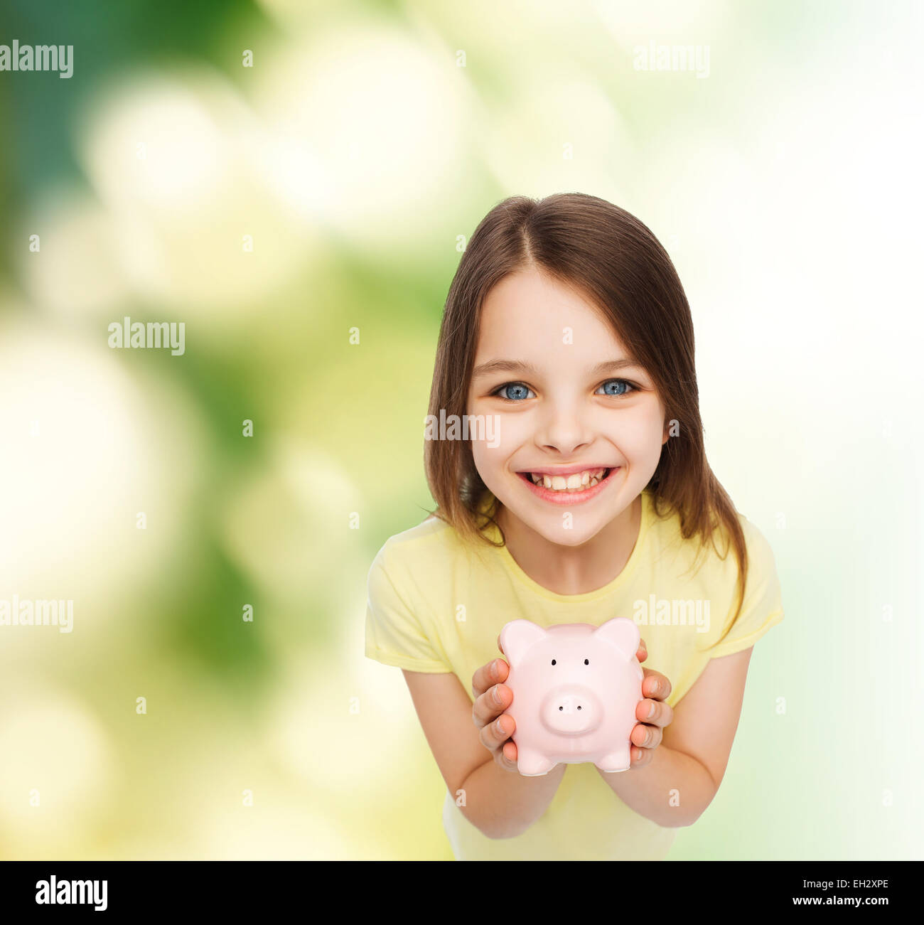 beautiful little girl with piggy bank Stock Photo - Alamy