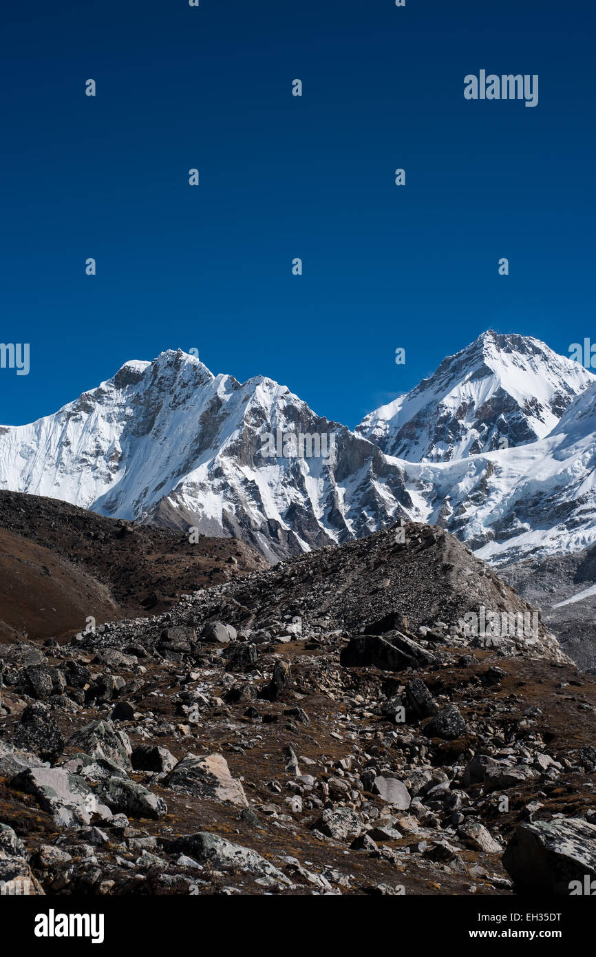 Blue sky mountain peaks hi-res stock photography and images - Alamy