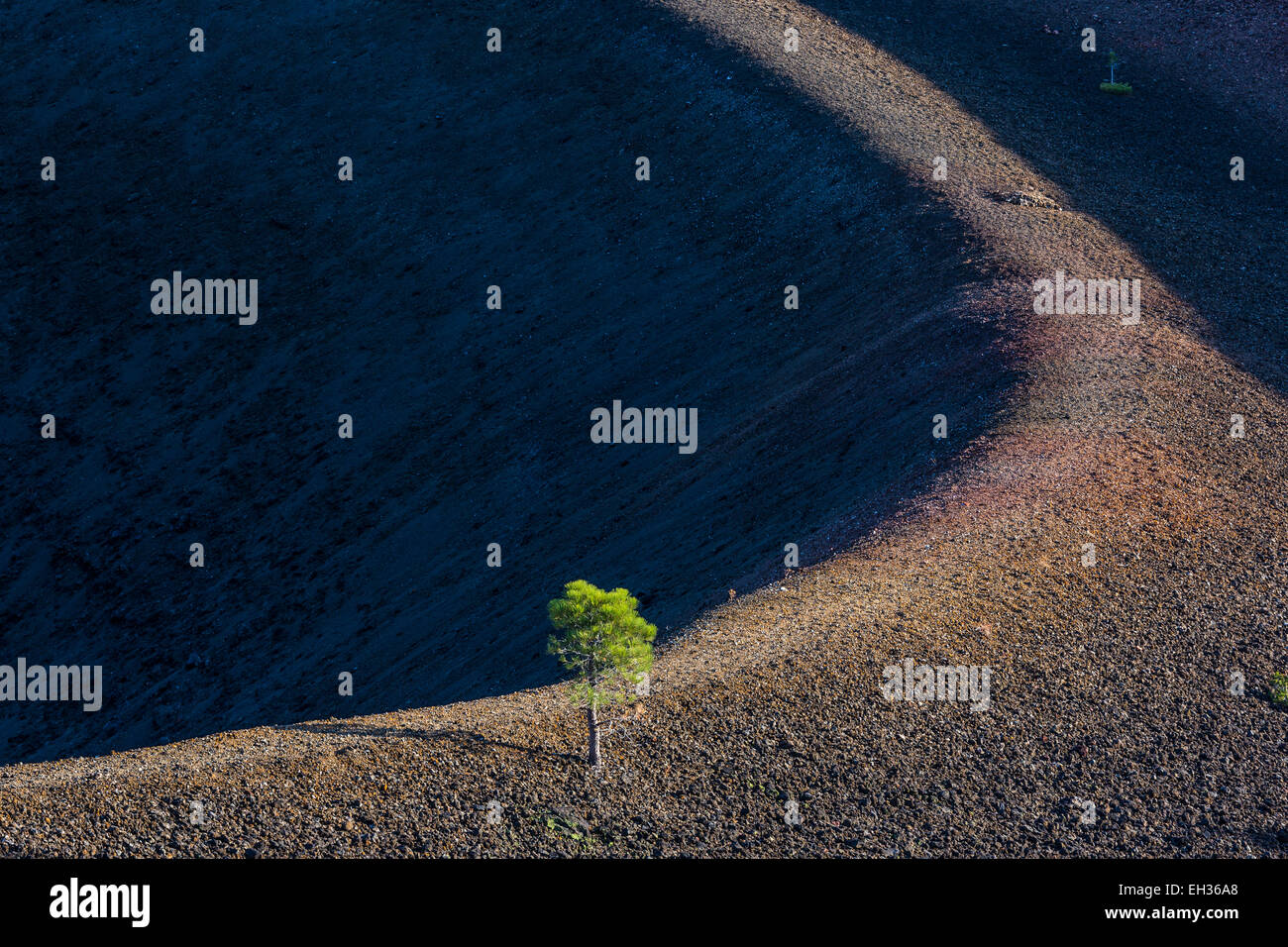 Rim of the volcanic cinder cone along the Cinder Cone Trail in Lassen ...