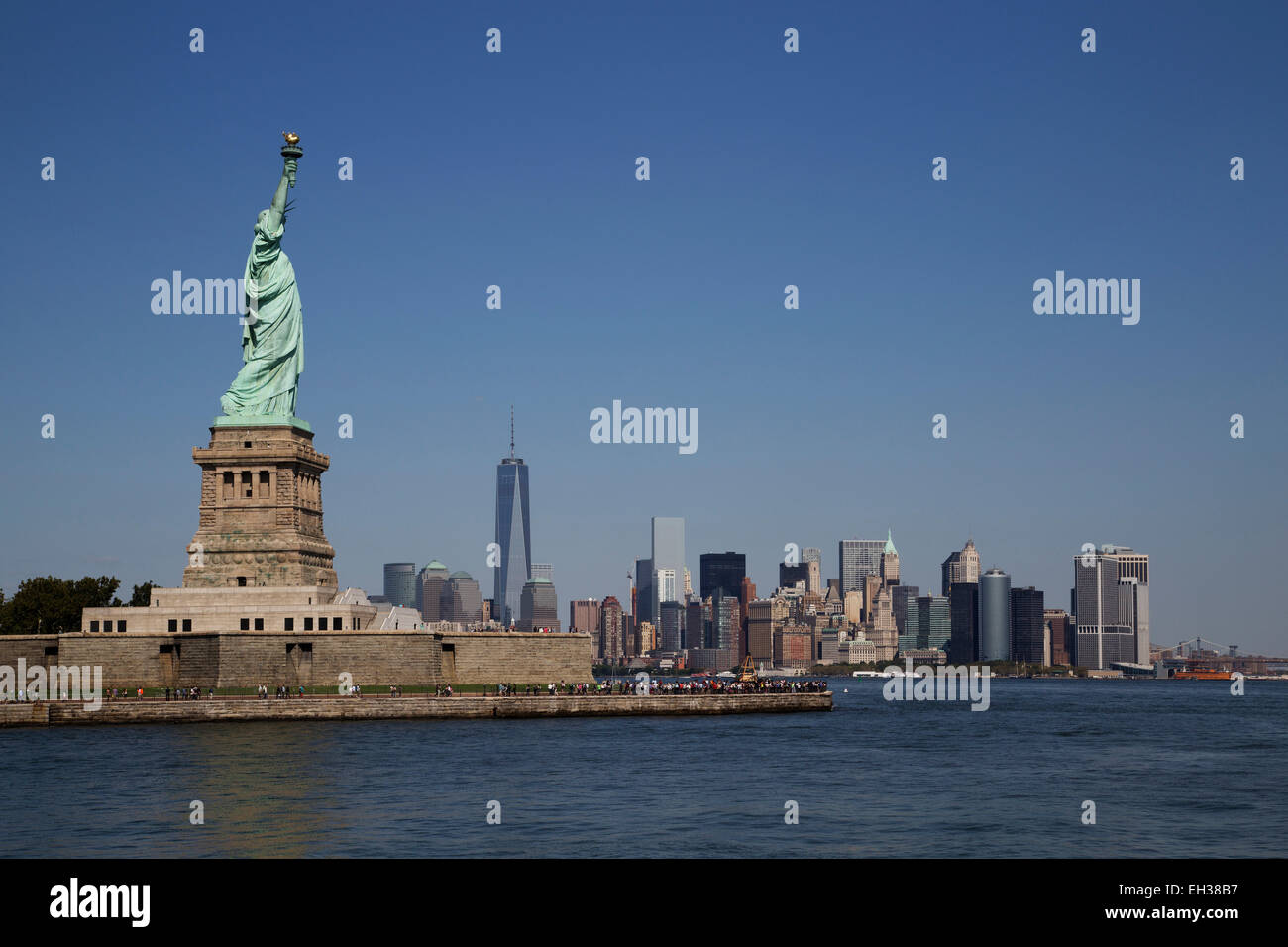 statue-of-liberty-with-new-york-city-skyline-new-york-usa-EH38B7.jpg