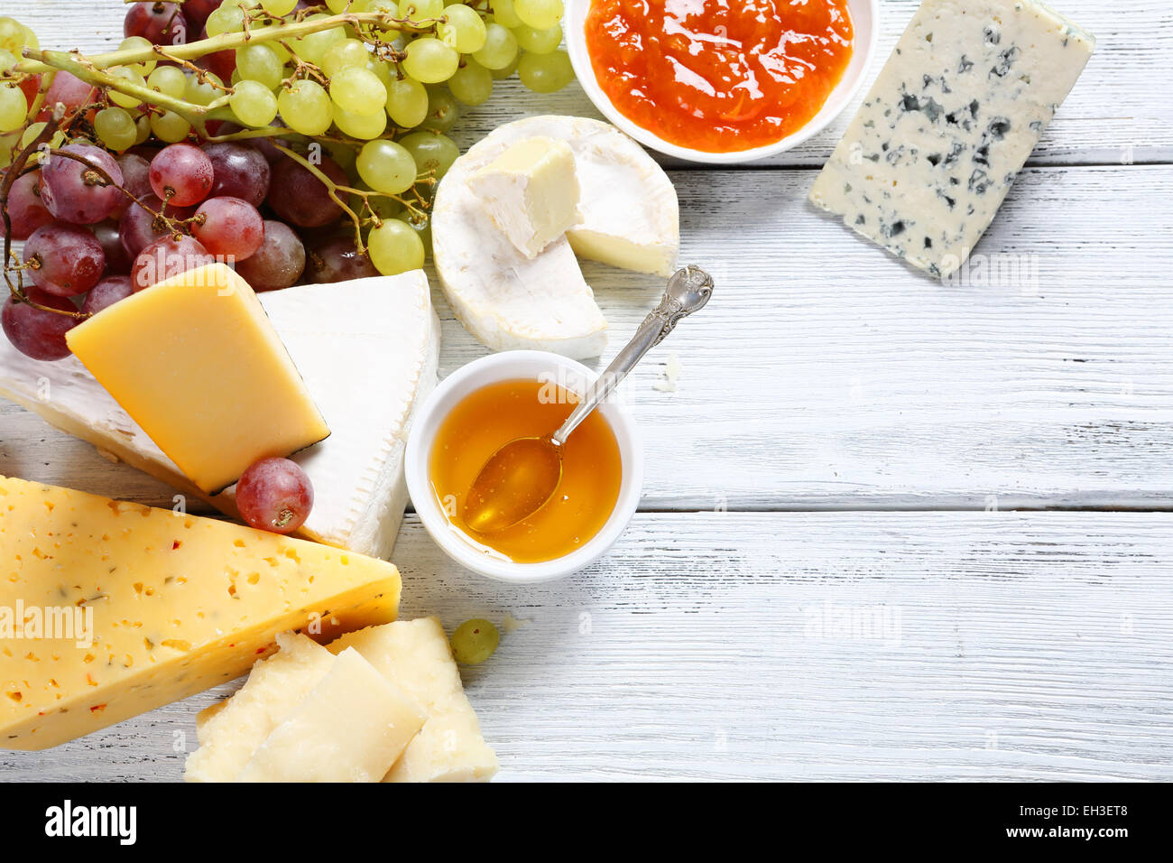 С чем сочетаются сыры. Сырная тарелка с камамбером. Сыры с медом. Сыр с медом. Сыр с медом.