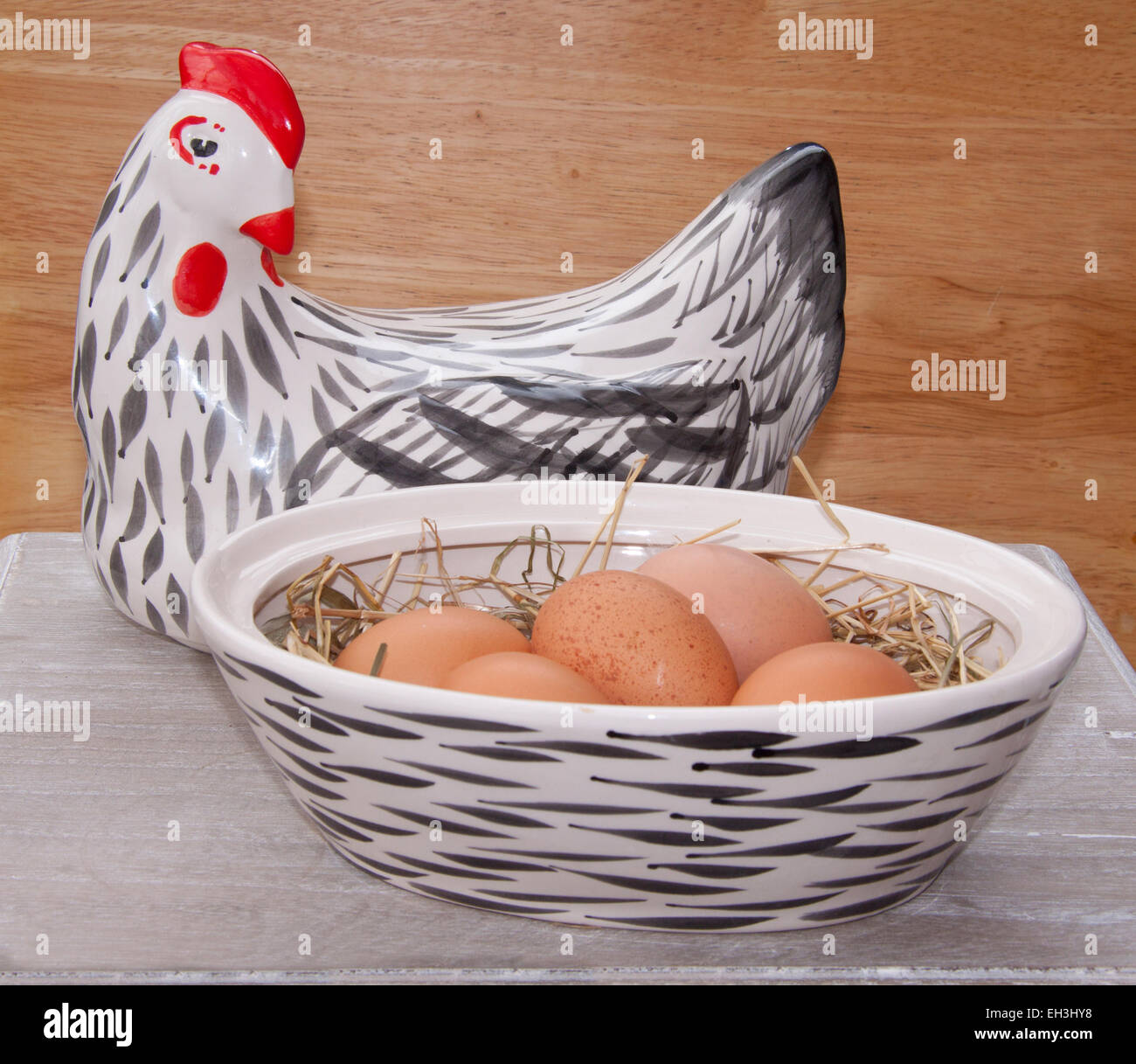 Egg Basket Chicken Decor Mesh Wire Egg Storage Basket with Ceramic Chicken  Lid, Farmhouse Egg Holder for Refrigerator Egg Baskets for Fresh Eggs Pink