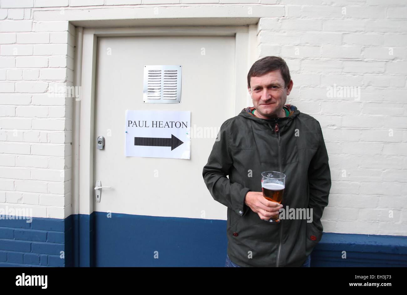 British Musician Paul Heaton has a pint of beer backstage before performing. Picture by James Boardman. Stock Photo