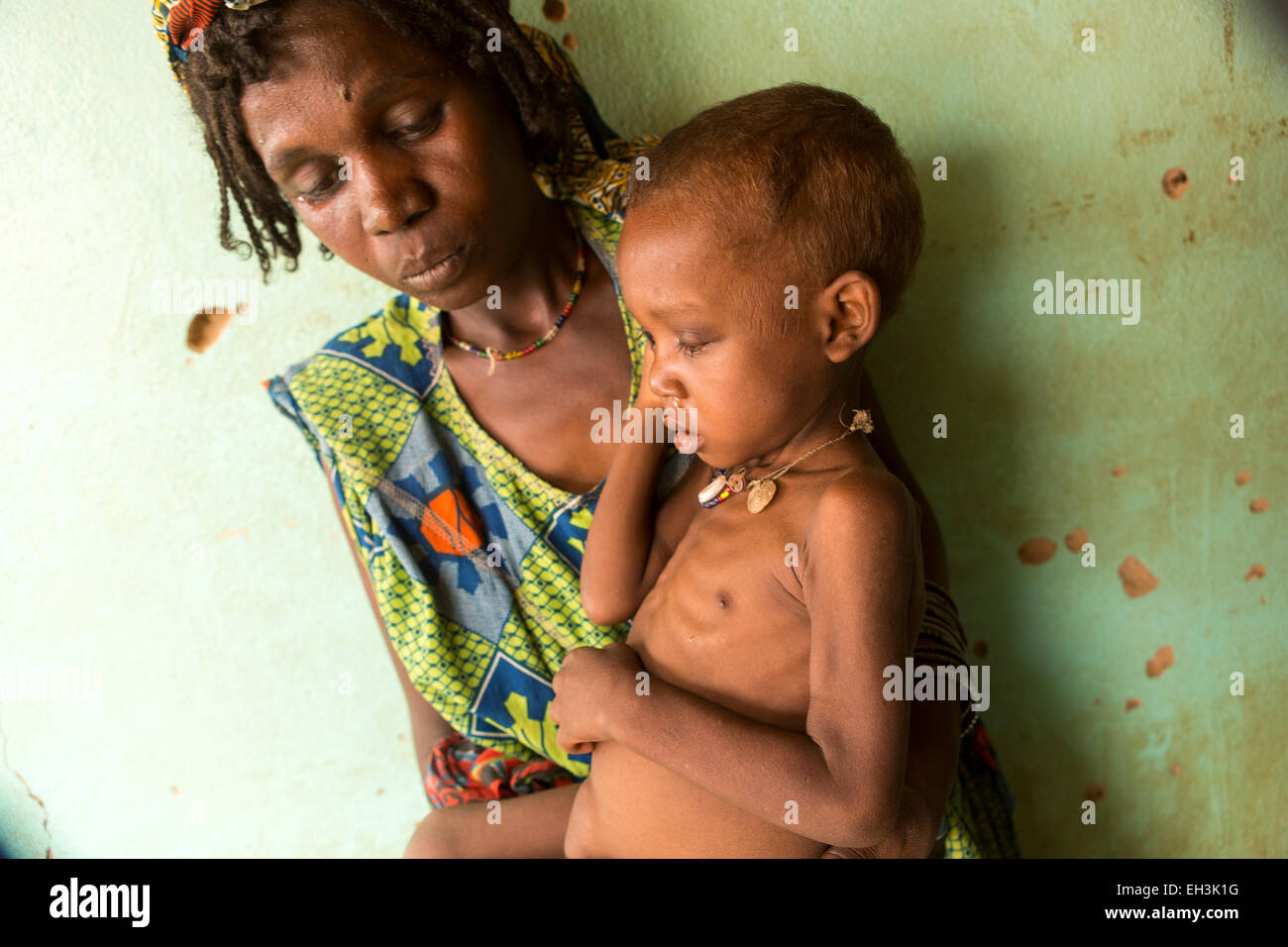 KOMOBANGAU, TILLABERI PROVINCE, NIGER, 15th May 2012: Fatimata Birma, and her son aged two, are treated at the health clinic for severe malnutition. Stock Photo