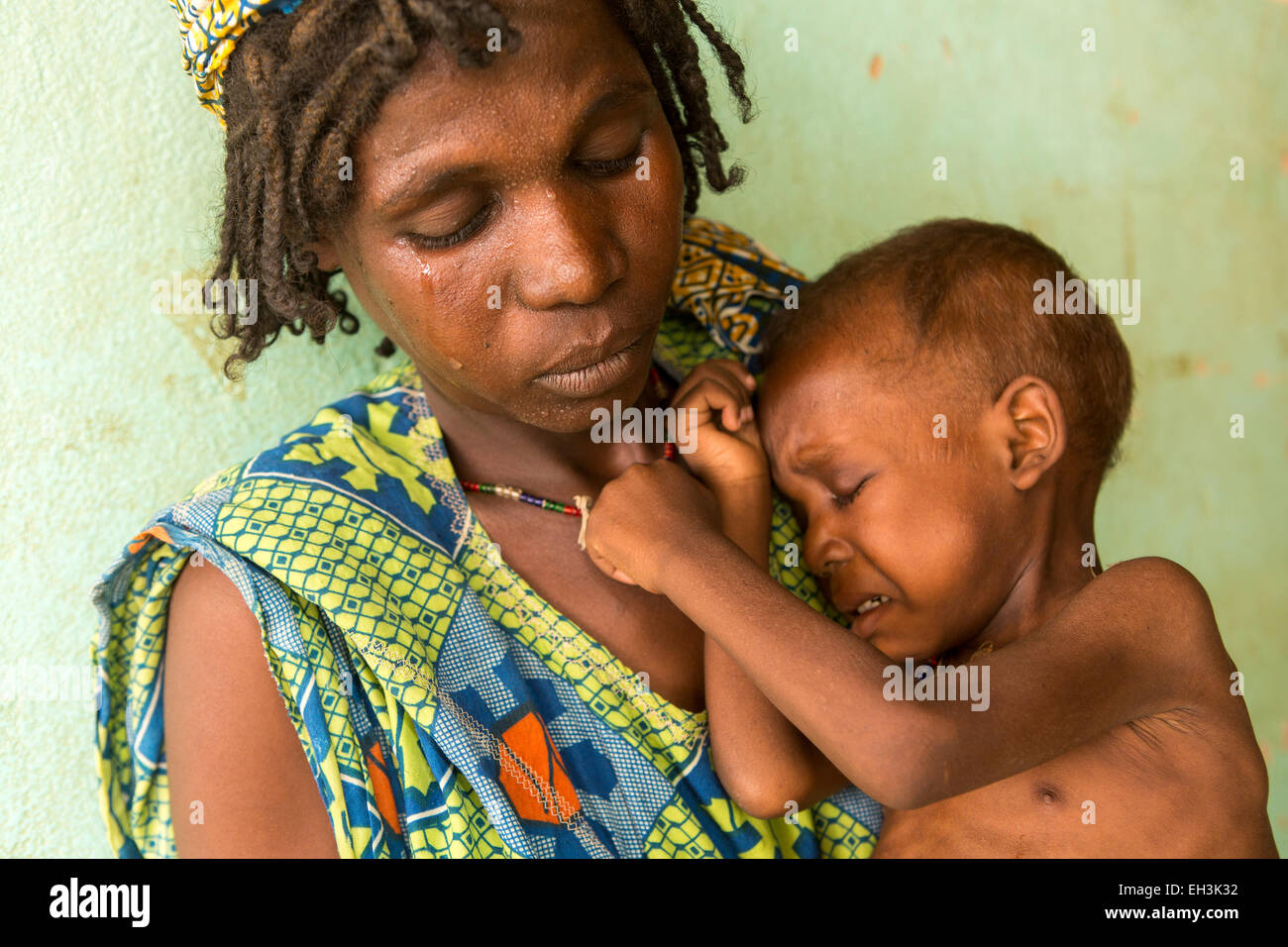 KOMOBANGAU, TILLABERI PROVINCE, NIGER, 15th May 2012: Fatimata Birma, and her son aged two, are treated at the health clinic for severe malnutition. Stock Photo