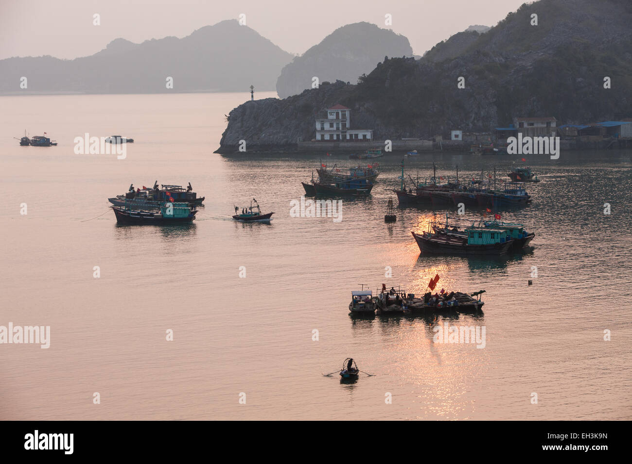 Boats on halong bay sunset hires stock photography and images Alamy