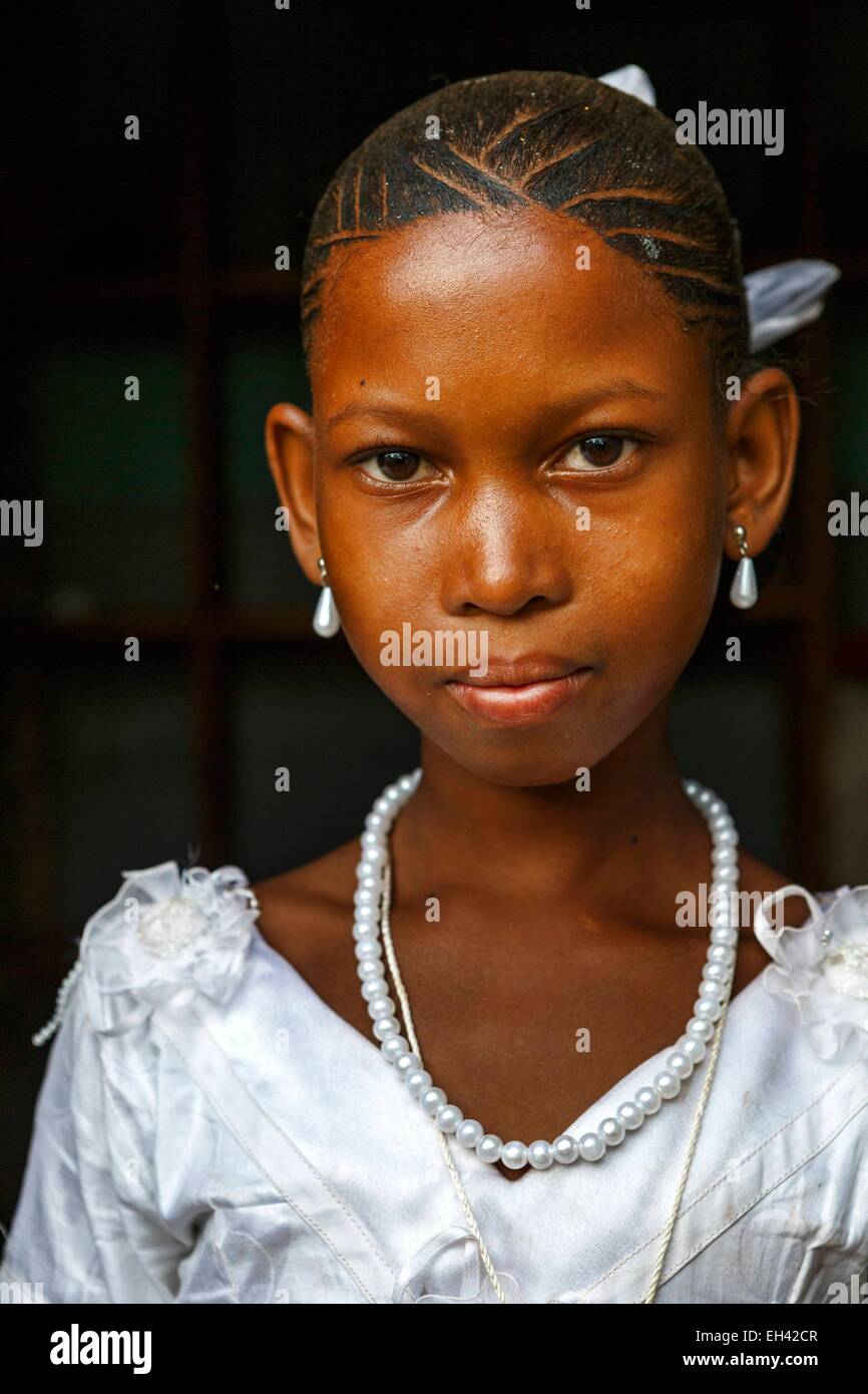 File:Young Woman at Streetside - Bobo-Dioulasso - Burkina