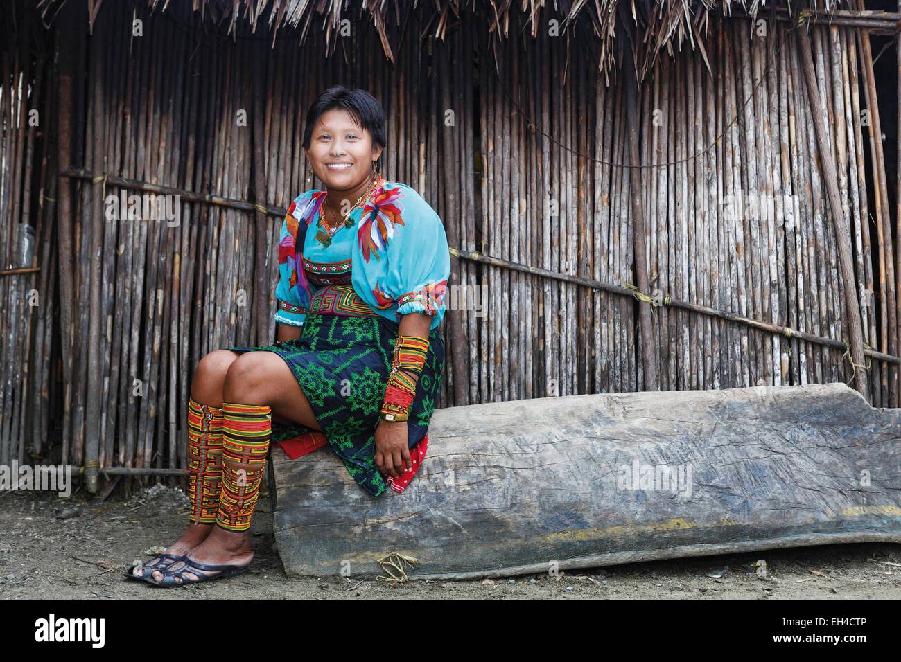 Panama, San Blas archipelago, Kuna Yala, Kunas indigenous community, portrait of an indigenous woman Kuna on a fishing boat Stock Photo