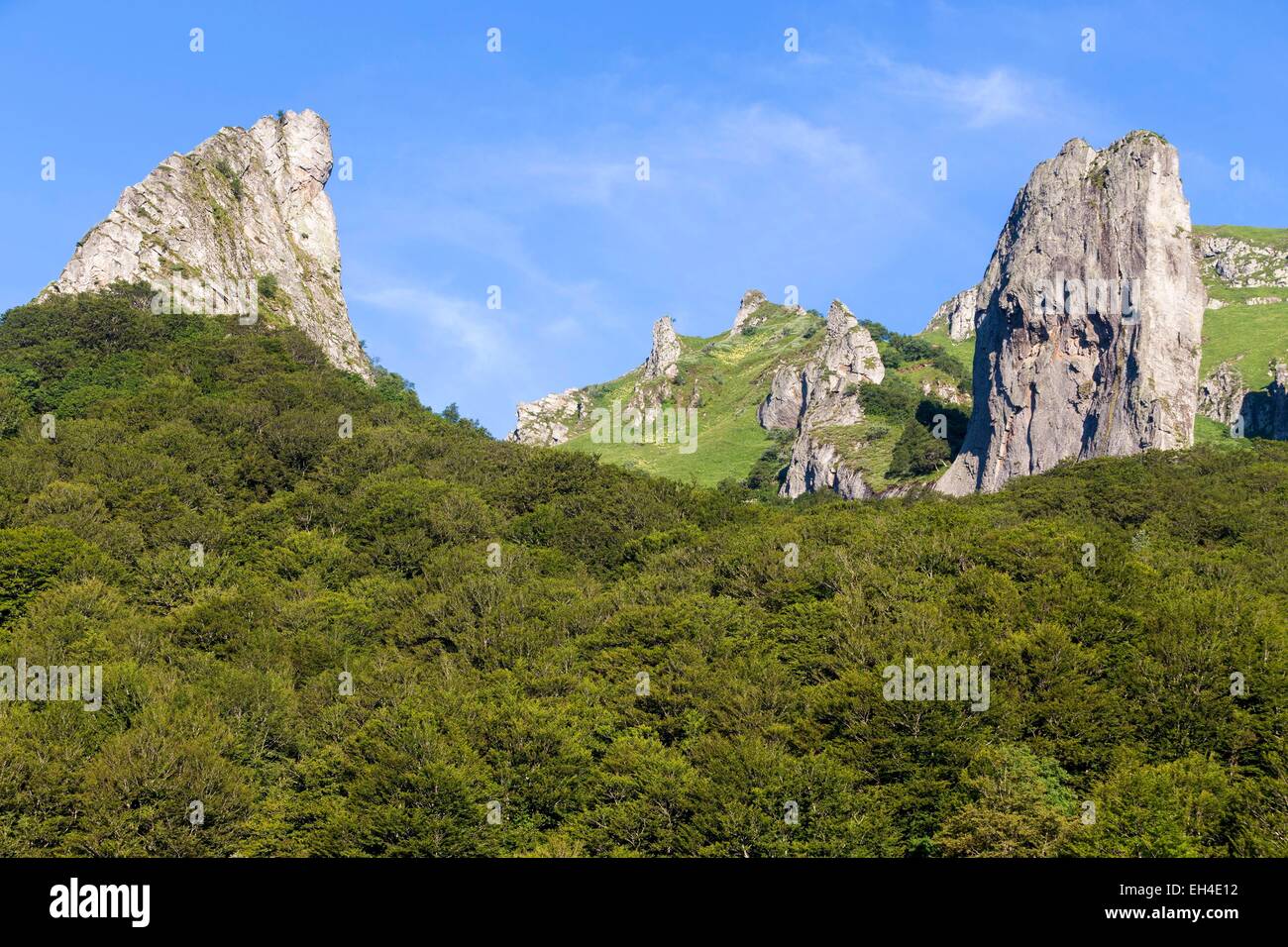 France, Puy de Dome, Chambon sur Lac, regional Natural reserve of the volcanoes of Auvergne, massif of Sancy, the nature reserve of the Valley of Chaudefour, to the left the rock of the CrΩte de Coq and in the right the rock of the Dent de la Rancune Stock Photo