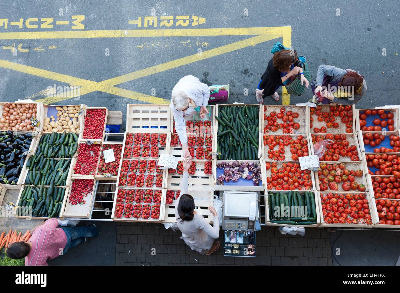 France, Gironde, Libourne, market, diving for a market tomatoes Stock Photo
