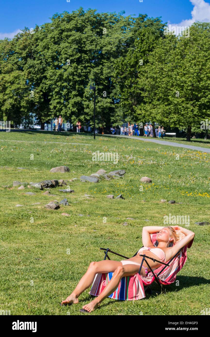 Norway, Oslo, Kontraskjaeret park, sunbathing Stock Photo