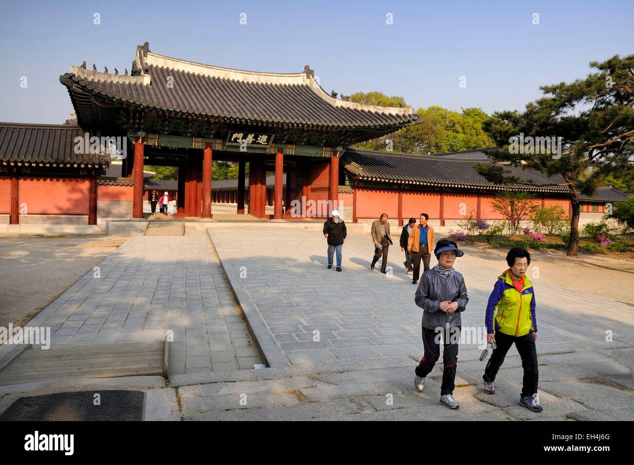 South Korea, Seoul, Korean women at Changdeokgung Palace (Prospering Virtue Palace) built by the kings of the Joseon Dynasty, listed as World Heritage by UNESCO Stock Photo