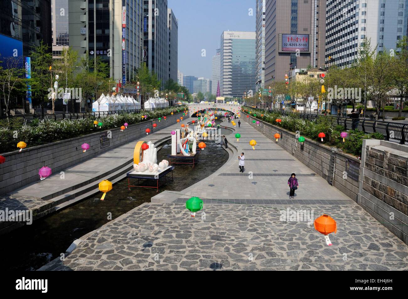 South Korea, Seoul, Cheonggyecheon is a 7 km long modern public recreation space in downtown Seoul Stock Photo