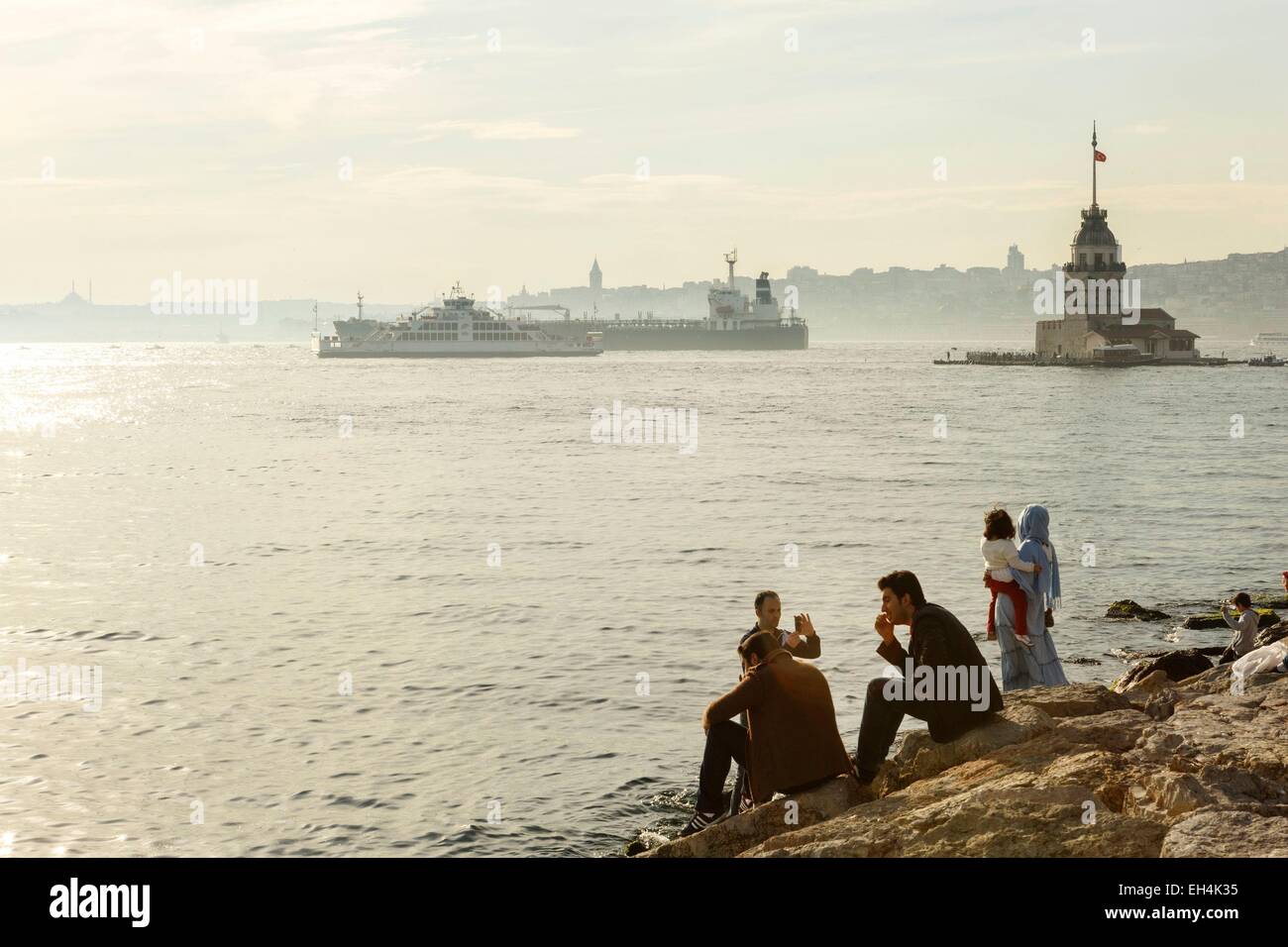 Turkey, Istanbul, Uskudar district, Turkish family enjoying the late