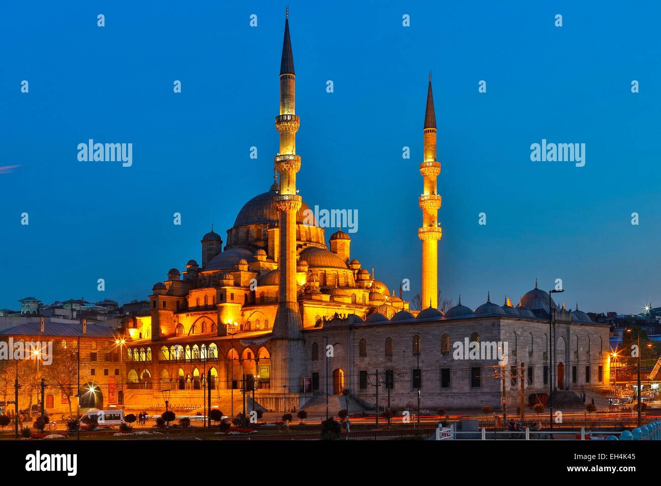Turkey, Istanbul, historical centre listed as World Heritage by UNESCO,  Eminönü district, the Yeni Cami (New Mosque), night view of the mosque  informed Yeni Stock Photo - Alamy