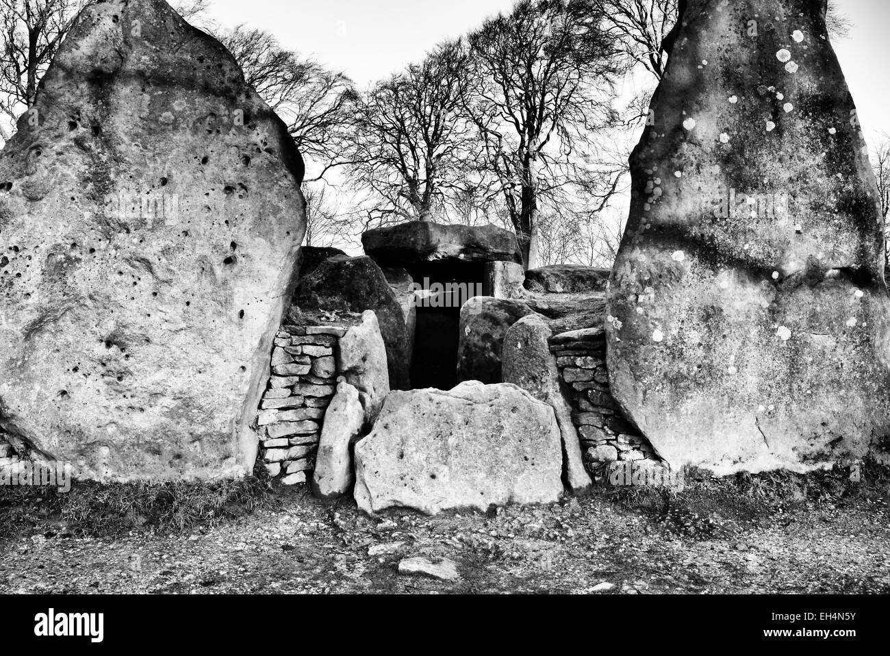 Waylands Smithy.  Neolithic long barrow entrance at Ashbury. Oxfordshire. England. Monochrome Stock Photo