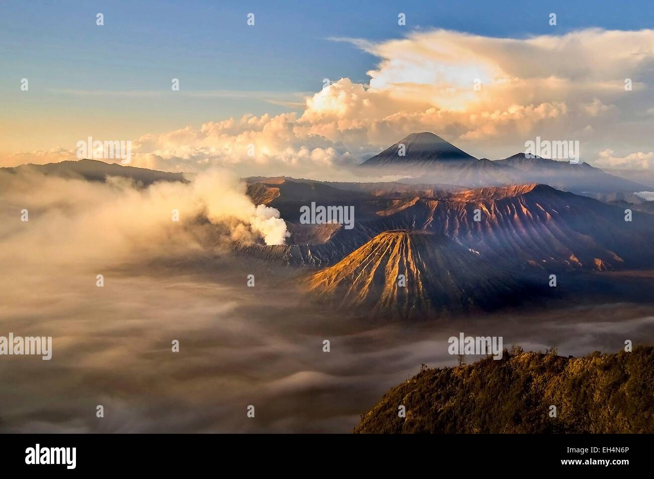Indonesia, Java, Jawa Timur, Bromo-Tengger-Semeru National Park, sunrise over the volcanoes viewed from mount Penanjakan Stock Photo