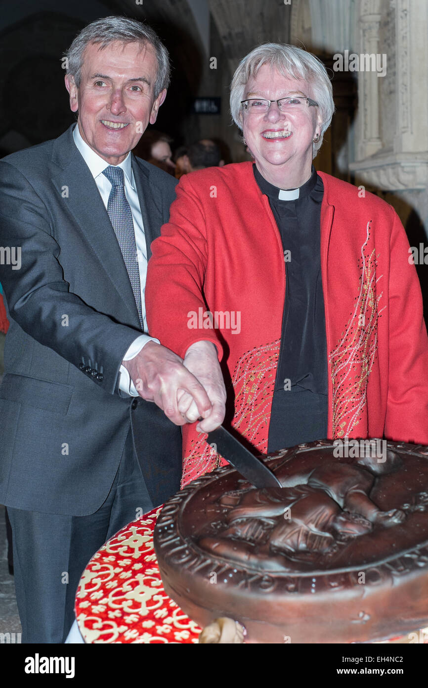 Neil MacGregor, director of the British Museum and Dean of Salisbury Reverend June Osborne cutting the Magna carta cake atthe official opening of the magna carta exhitionion in salisbury Cathedral Credit:  Paul Chambers/Alamy Live News Stock Photo