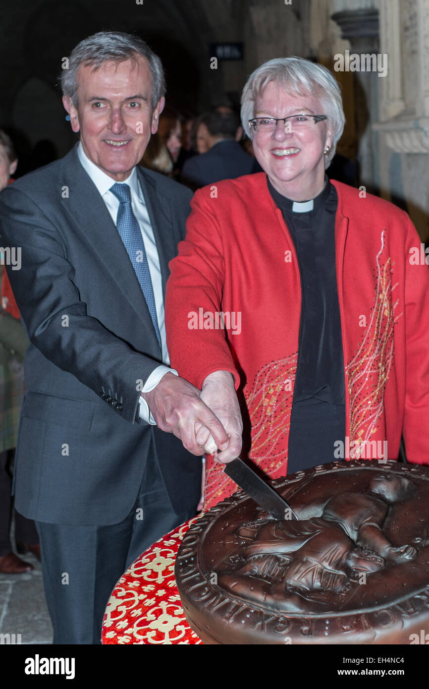 Neil MacGregor, director of the British Museum and Dean of Salisbury Reverend June Osborne cutting the Magna carta cake atthe official opening of the magna carta exhitionion in salisbury Cathedral Credit:  Paul Chambers/Alamy Live News Stock Photo