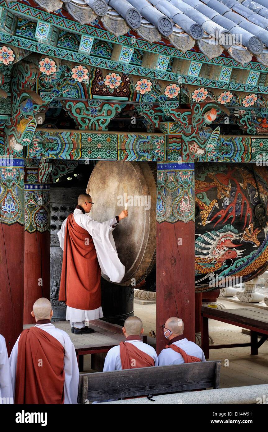 South Korea, South Gyeongsang Province (Gyeongsangnam-do), Gayasan, drum ceremony performed by monks before the evening prayer at the buddhist temple of Haeinsa listed as World Heritage by UNESCO Stock Photo