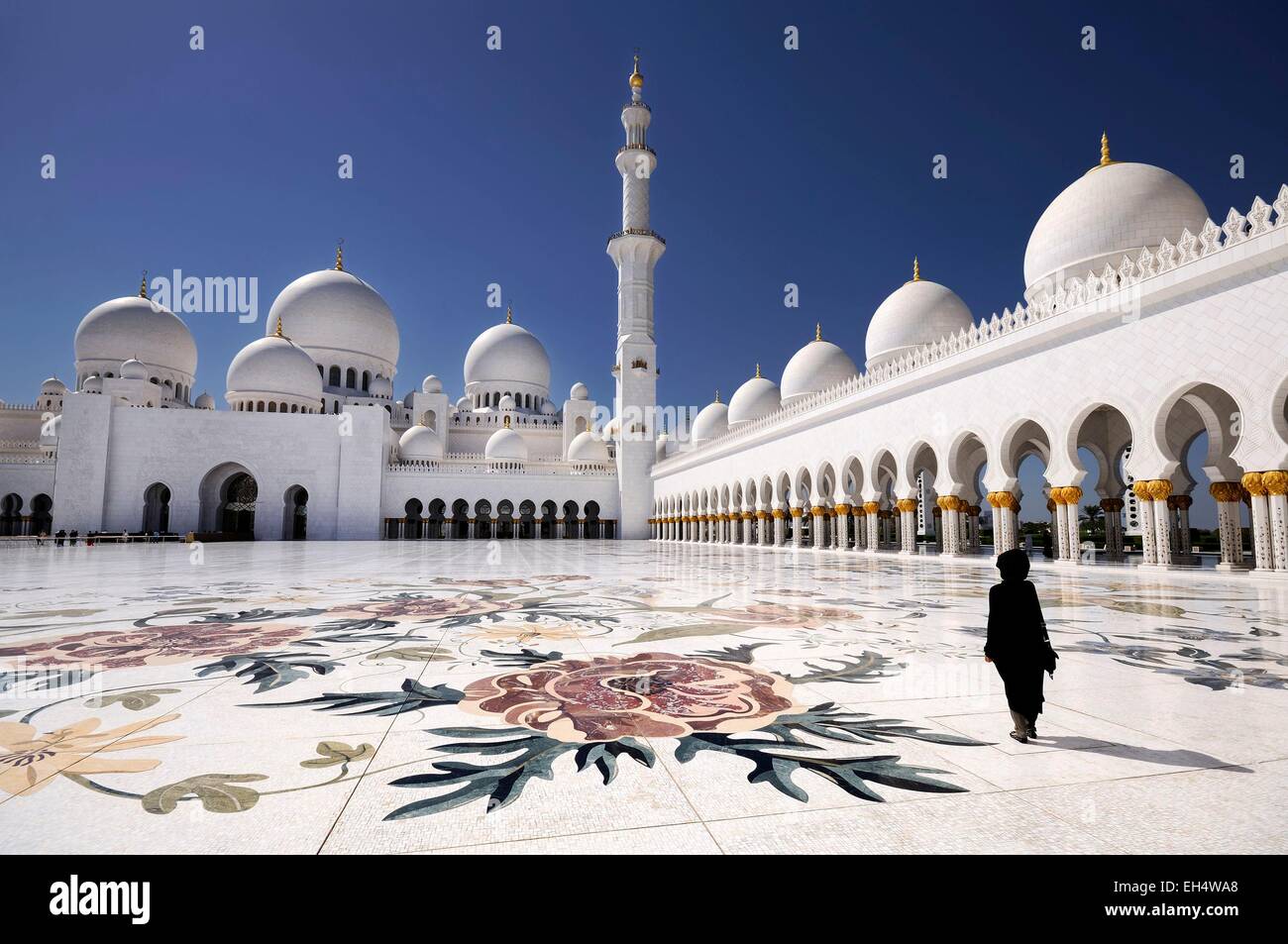 United Arab Emirates Abu Dhabi Sheikh Zayed Grand Mosque Woman Wearing An Abaya In The Mosque Courtyard Stock Photo Alamy