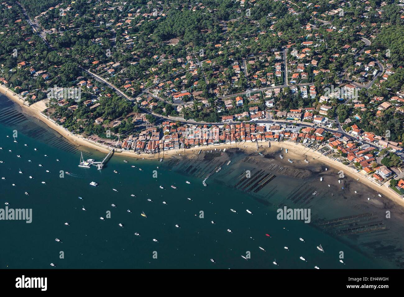 France, Gironde, Lege Cap Ferret, le Canon, the seaside resort on the Bassin d'Arcachon (aerial view) Stock Photo