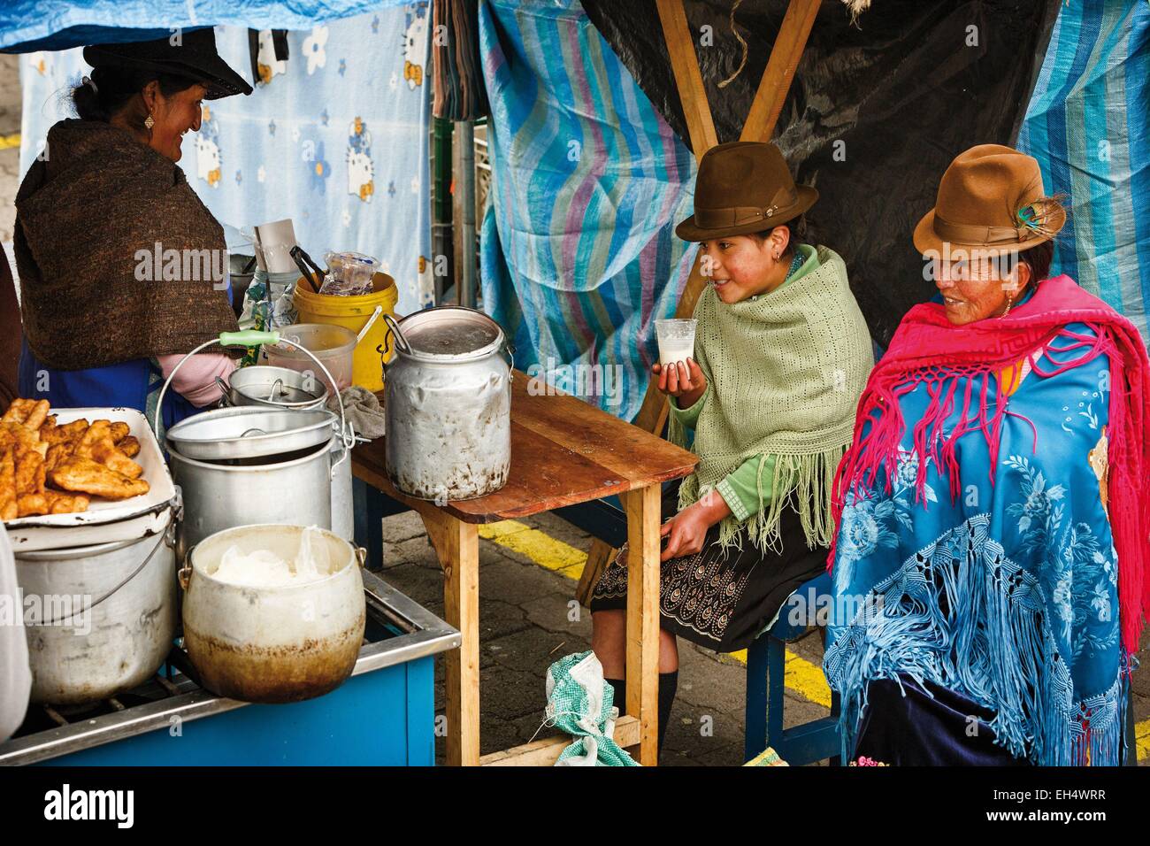 Ecuador, Cotopaxi, Zumbahua, day of the village of Zumbahua market, peasants lunching on a market stall Stock Photo