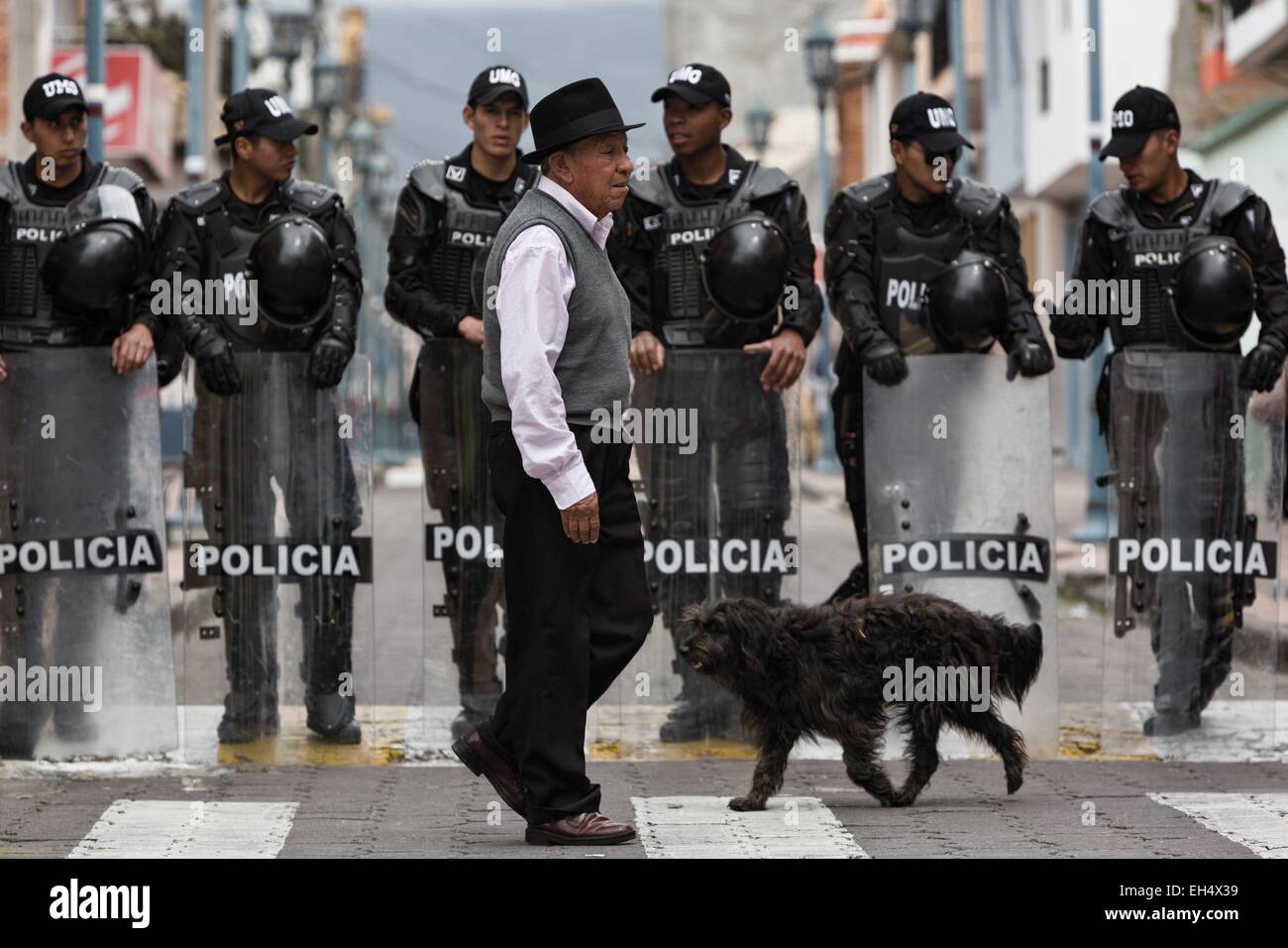 Ecuador, Imbabura, Cotacaxi, Intyrami day, old man past the police cordon during the festivities Stock Photo
