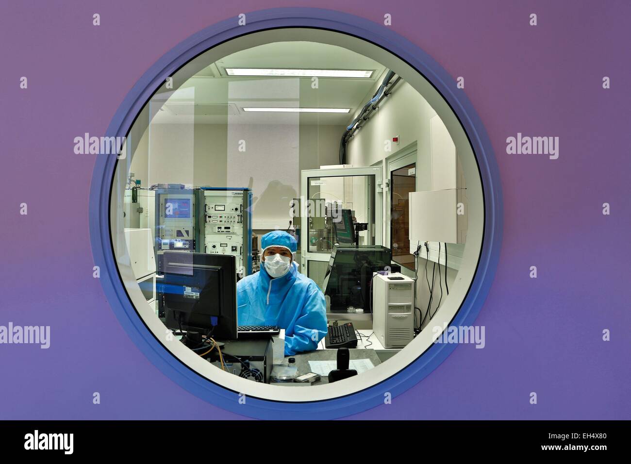 France, Alpes Maritimes, Valbonne, Sophia Antipolis, technician in a science research laboratory Stock Photo