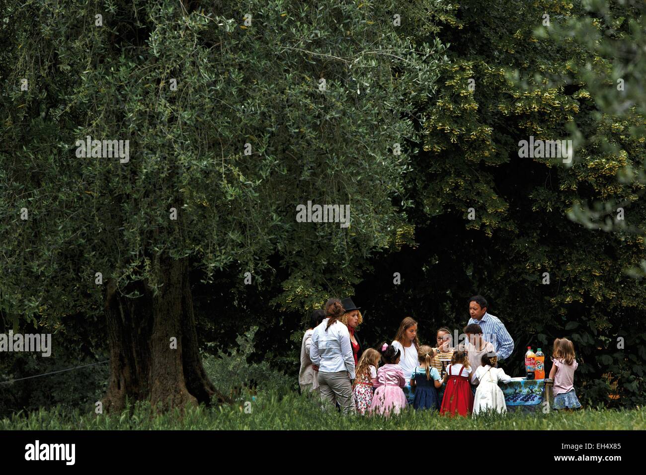 Group adults and children hi-res stock photography and images - Alamy