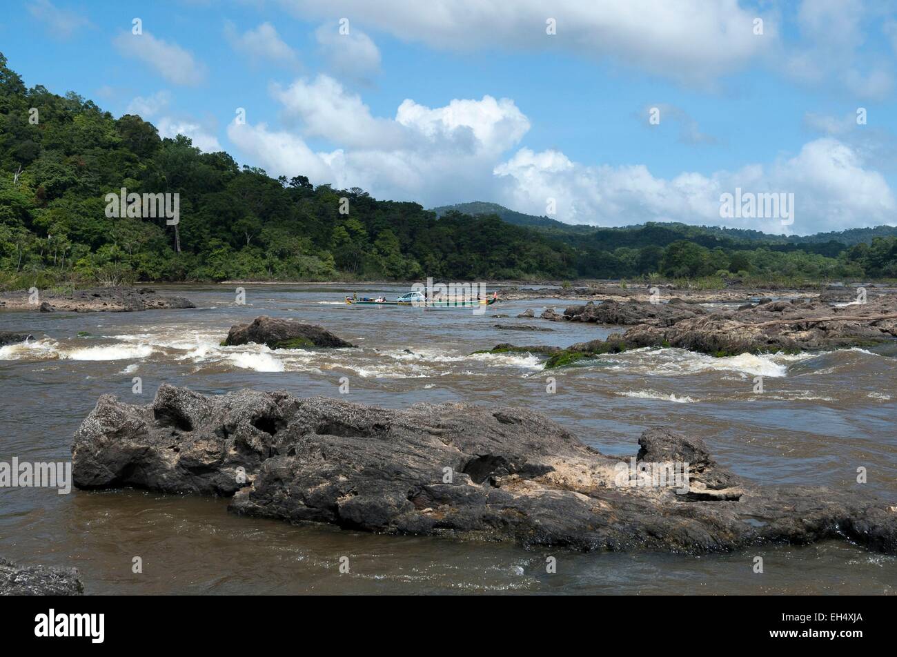 France, French Guiana, Parc Amazonien de Guyane (Guiana Amazonian Park), Tapanahony River and Lawa River confluence becoming here the Maroni river, rapids (jump) called jump of the large wealth, a car loaded on a pirogue going upstream Stock Photo