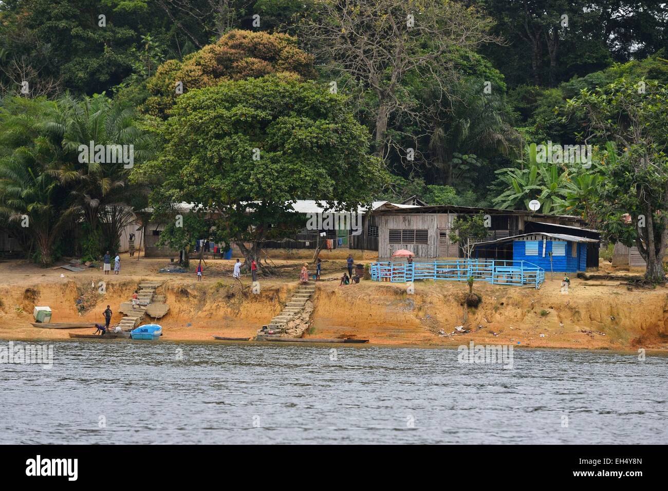 Gabon, MoyenOgooue Province, Lambarene region, houses of fishermen