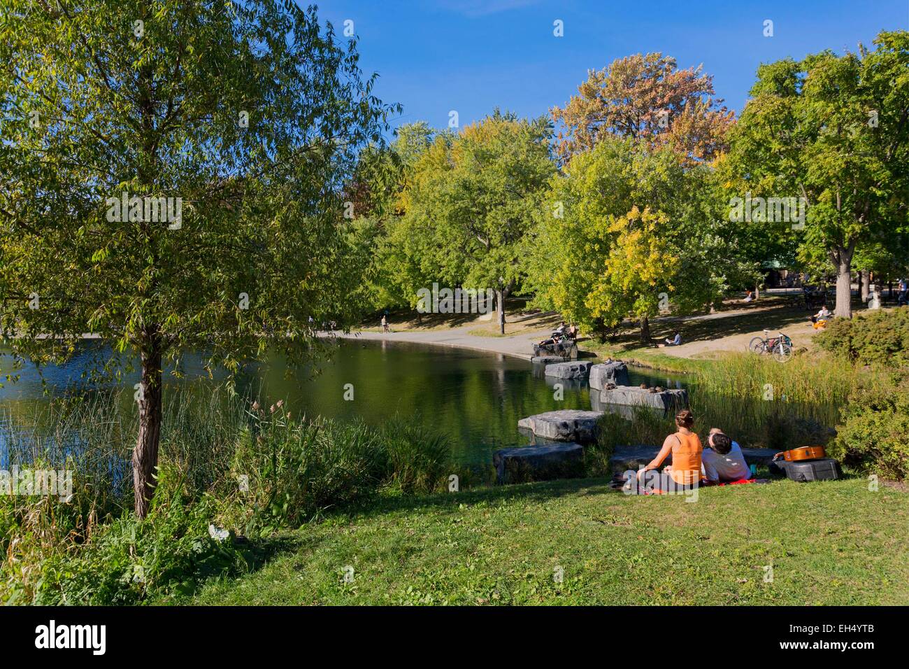Canada, Quebec, Montreal, the Plateau-Mont-Royal, Parc La Fontaine, the banks of the pond in the first colors of the Indian summer Stock Photo