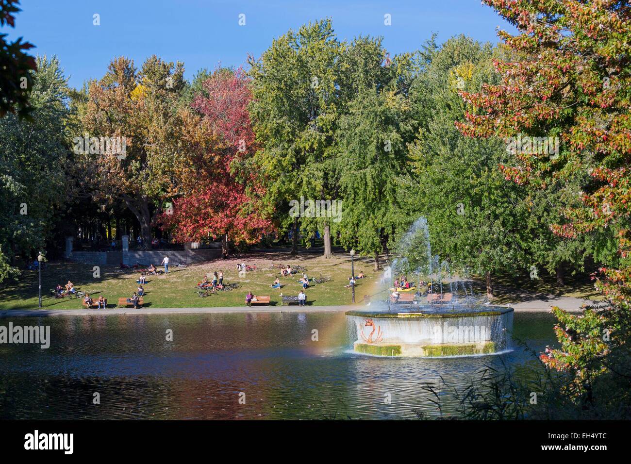 Canada, Quebec, Montreal, the Plateau-Mont-Royal, Parc La Fontaine, the banks of the pond in the first colors of the Indian summer Stock Photo