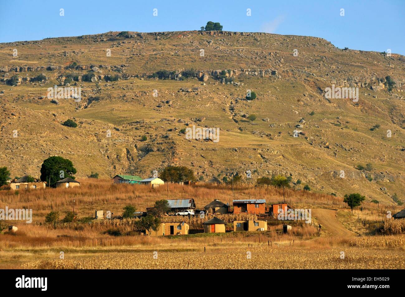 South Africa, Kwazulu Natal, Drakensberg mountains, uKhahlamba Park, listed as World Heritage by UNESCO, Giant's Castle Valley, Zulu village Stock Photo