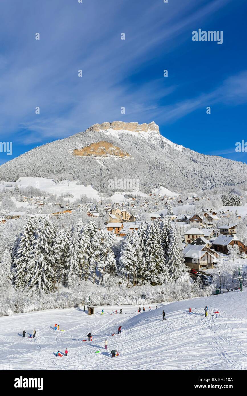 France, Isere, Chartreuse Regional Park, Le Sappey en Chartreuse, the  skiresort in winter dominated by Chamechaude, the highest peak in the  Chartreuse massif (2082m Stock Photo - Alamy